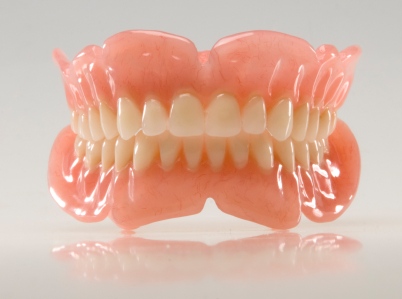 Model of full mouth teeth closed